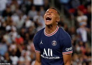 Mbappe wavugirijwe induru n'abafana ba PSG arashaka kubwira Perezida w'ikipe ikintu gikomeye