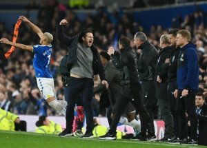 Frank Lampard yavunitse ukuboko mu kwishimira igitego 