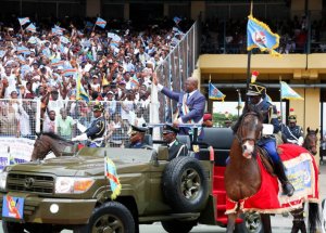 Perezida Tshisekedi yinjiye muri stade kurahira agaragiwe n'amafarashi