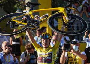 Jonas Vingegaard yegukanye Tour de France 2022 ahigitse uwari warayigaruriye