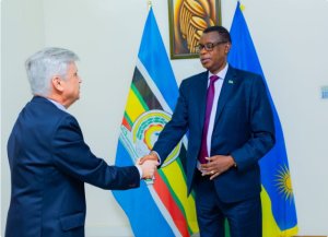 Amabasaderi w'u Burusiya mu Rwanda yakiriwe na Gen (Rtd) Kabarebe