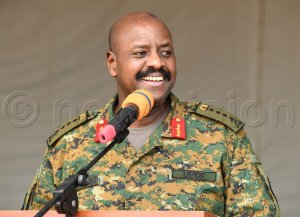 Muhoozi yongeye kurikoroza ubwo yavugaga ko abagore badafite “Nyash” babyara abana b'ibigoryi 