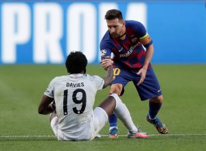 Alphonso Davies yavuze uko yabuze umupira wa Lionel Messi kubera agahinda yari afite