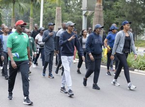 IFOTO Y'UMUNSI:Perezida Kagame na Madamu bitabiriye Car Free Day mu byishimo