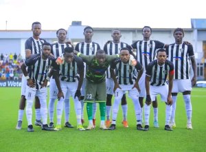 APR FC yageze ku kibuga i Kanombe mu rukerera! Amafoto y'Abafana bayakiriye
