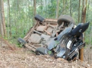 Nyamasheke: Imodoka yarenze umuhanda ikomerekeramo umushoferi n'uwo bari kumwe