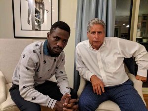 Umunyamerika wunganira Bobi Wine yirukanywe muri Uganda