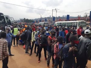 Gare ya Nyabugogo hazindukiye abantu benshi bashaka kujya mu Ntara [AMAFOTO]