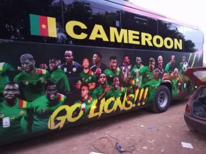 Samuel Eto'o yahaye ikipe y'igihugu ya Cameroon imodoka nziza cyane yo kugendamo [AMAFOTO]
