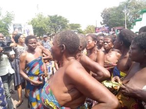  Ababyeyi bikuye imyenda bajya mu mihanda bakora imyigagarambyo bamagana ihohoterwa ribakorwa[Amafoto]