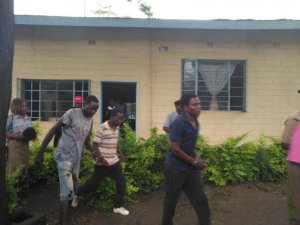 Umugore n'abana be bafunzwe bazira kwambika ubusa uwo bashinja kumutwarira umugabo