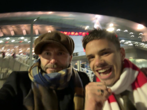 Umwana wa David Beckham yishimye hejuru se nyuma y'aho Arsenal itsinze Man United