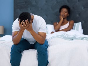 Dore impamvu bamwe mu bagore batera umugongo abagabo babo mu buriri n'icyo umugabo akwiye gukora