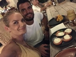 Umugore wa Sergio Romero yibasiye bikomeye ikipe ya Manchester United yanze kumurekura