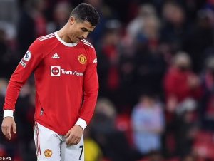 Cristiano Ronaldo yabwiye amagambo akomeye abafana ba United nyuma yo kunyagirwa na Liverpool