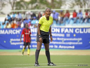 Mukansanga yabaye umugore wa mbere uzasifura hagati mu kibuga muri #AFCON2021
