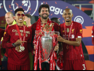 Umukinnyi wa Liverpool yishimiye igikombe cya Shampiyona atashye asanga bamwibye