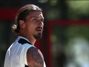 Zlatan ibrahimovic yakubise umukinnyi wamusomye asinziriye
