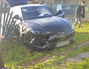 Myugariro wa Aston Villa yarokotse impanuka ikomeye y'imodoka ye yataye umuhanda