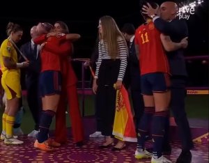 Umuyobozi w'umupira muri Espagne amerewe nabi azira gusoma ku munwa umukinnyi watwaye igikombe cy'isi