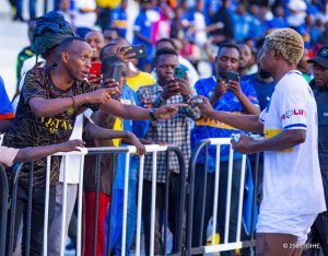Luvumbu yashimishije abafana ba Rayon Sports bamuhundagazaho amafaranga [AMAFOTO]