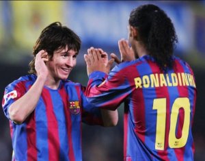 Ronaldinho yasabye ikintu gikomeye FC Barcelona kuri Lionel Messi