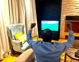 Raila Odinga uhabwa amahirwe yo kuba Perezida wa Kenya yagaragaye yishimira bitangaje intsinzi ya Arsenal