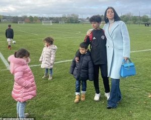 Umukunzi wa Cristiano Ronaldo yagiye gushyigikira umuhungu wabo mukuru aherekejwe n'abana bavukana