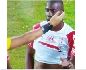 Umukinnyi yeretse igitsina cye uwo bari bahanganye agamije kumurangaza ngo ntabatsinde
