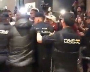Abakinnyi ba Peru bakubise abapolisi ba Espagne umwe bamukomeretsa mu maso