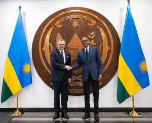 Perezida Kagame yaganiriye n'umujyanama mukuru wa Trump