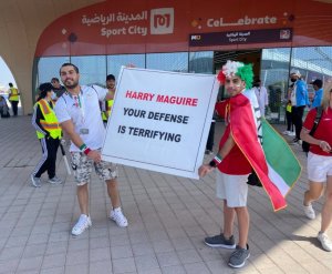 Abanya Iran benshi bitwaje ibyapa byibasira Harry Maguire mbere yo guhura n'Ubwongereza