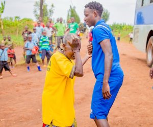 Mukanemeye Madeleine yarijijwe n'ibyishimo ubwo yasurwaga n'Amavubi U23 [AMAFOTO]