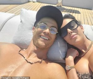 Umukunzi wa Cristiano Ronaldo yatumye benshi bacika ururondogoro kubera impeta yifotoje yambaye