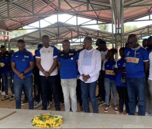 Rayon Sports yunamiye inzirakarengane zishyinguye ku rwibutso rwa Nyanza ya Kicukiro