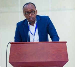 Muhire Henry wari Umunyamabanga Mukuru wa FERWAFA n'abandi bakozi basezeye