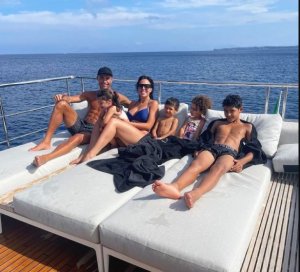 Cristiano Ronaldo n'umukunzi we bagiye kwibaruka Impanga