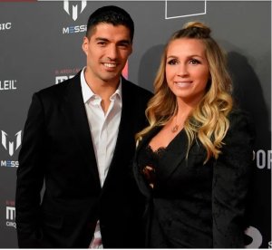 Umugore wa Luis Suarez yagaragaje ko afitiye inzika FC Barcelona kubera ibyo yakoreye umugabo we