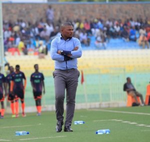 Espoir FC yareze umutoza wayo Lomami Marcel imushinja kuyigambanira