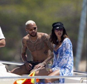 Neymar Jr yasohokanye n'ikizungerezi ku mucanga hamwe n'inshuti ze zirimo Messi [AMAFOTO]