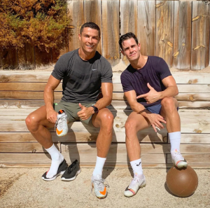 Inshuti ya Cristiano Ronaldo yaciye amarenga y'ikipe ashobora kwerekezamo