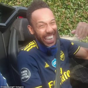 Aubameyang yatigishije imbuga nkoranyambaga kubera ifoto yashyize hanze ari hagati y'imodoka ze zihenze cyane [AMAFOTO]