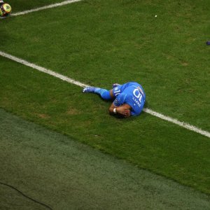 Dimitri Payet yatewe icupa ry'amazi mu mutwe umukino urasubikwa
