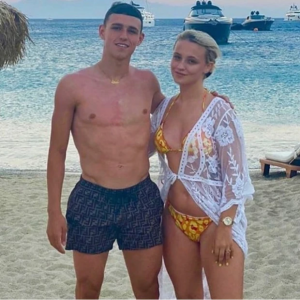 Phil Foden yashwanye n'umukunzi we ku mucanga bapfuye telefoni