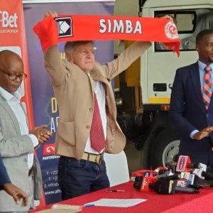 Imyambarire ya Robertinho ubwo yahabwaga akazi na Simba SC yibajijweho