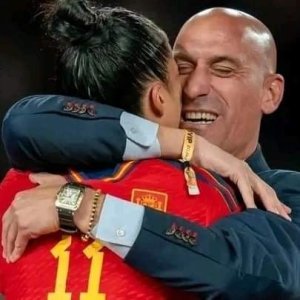 FIFA yahagaritse umuyobozi w'umupira muri Espagne imuziza gusoma umukinnyi 