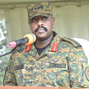 Gen Muhoozi yahaye Bobi Wine amasaha 48 yo kuba yishyikije Polisi