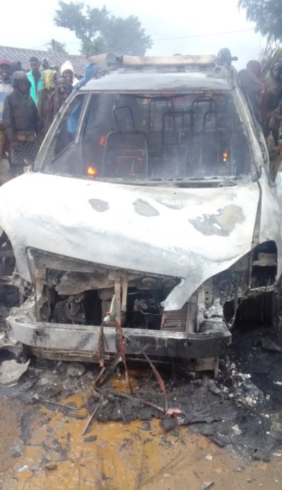  Rutsiro: Imodoka yari itwaye abantu 8 yahiye irakongoka