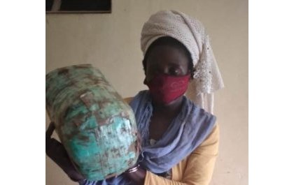 Nyabihu: Polisi yafatanye umugore udupfunyika turenga ibihumbi 2 tw'urumogi