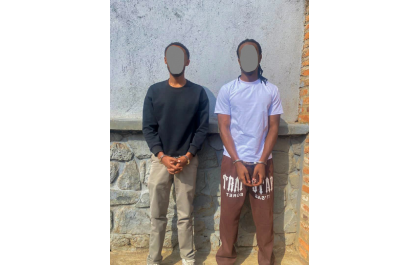 Polisi yataye muri yombi babiri bagaragaye bakubitira umukobwa mu muhanda